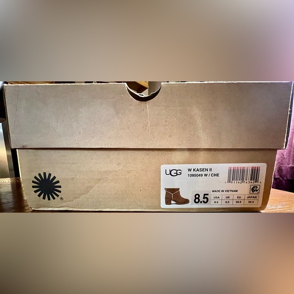 UGG ~ Kasen II Suede Boots (# 1095049) in Chestnut - Picture 15 of 15